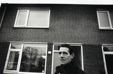 400929 Portret van de heer R. van der Neut voor zijn woning aan de Jasondreef te Utrecht, tijdens de renovaties van de ...